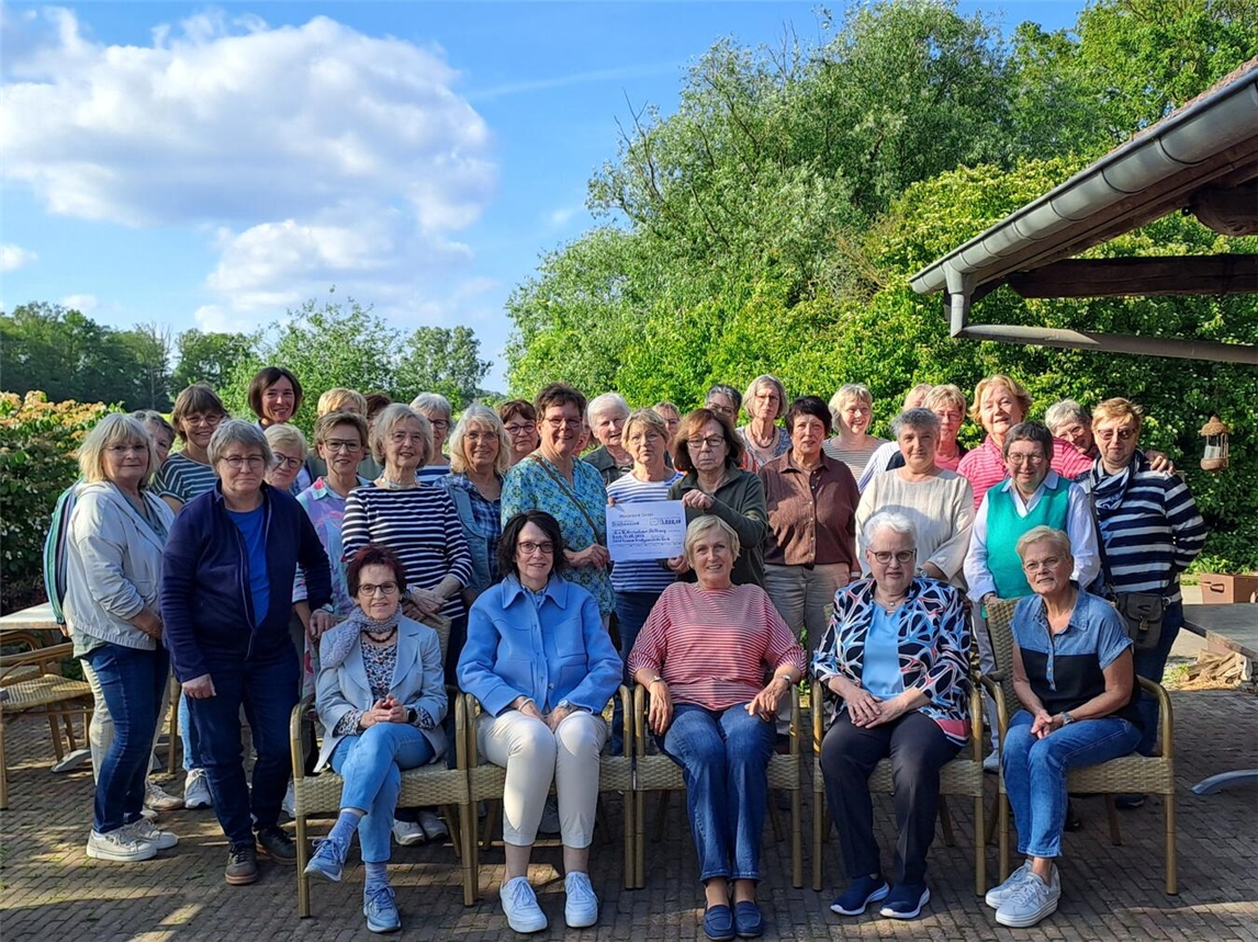Die Gocher Landfrauen überreichten 3.000 Euro für die Kinder- und Jugendarbeit. Foto: Landfrauen