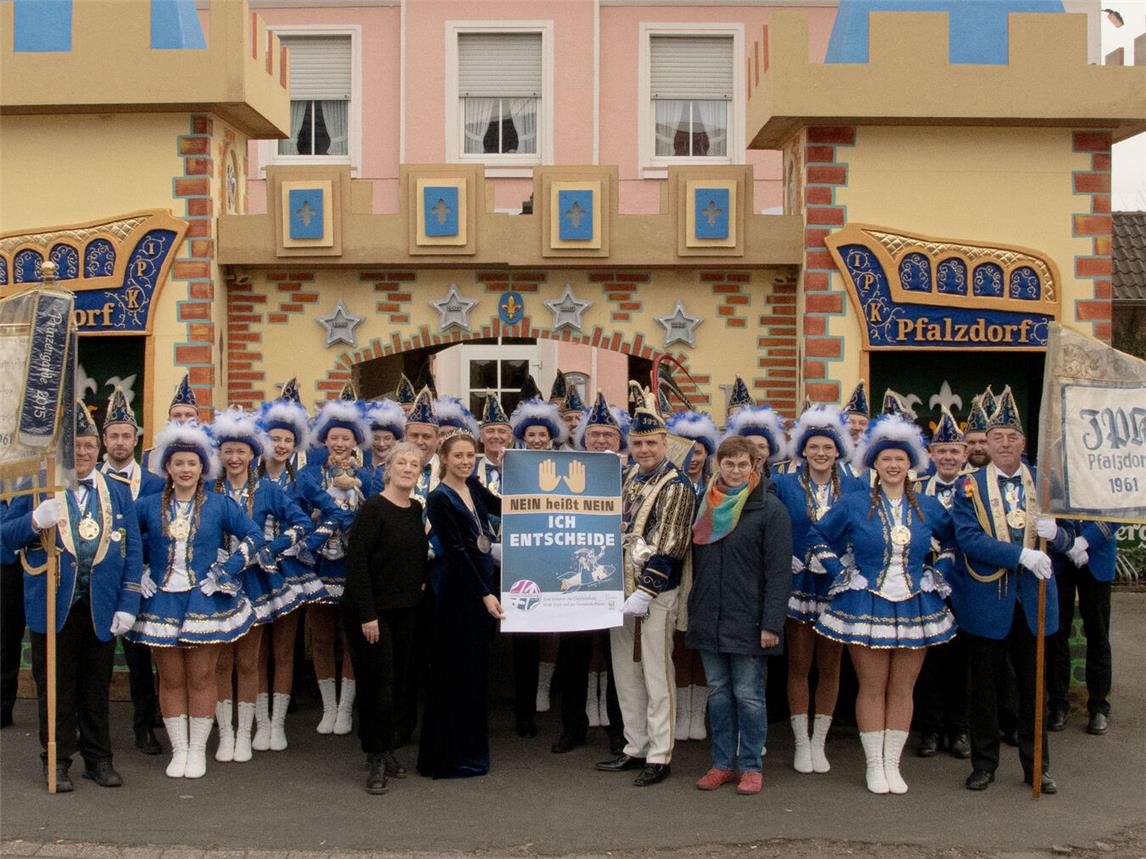 Die Gocher Prinzengarde unterstützt die Aktion der Gleichstellungsbeauftragten. Foto: Torsten Matenaers