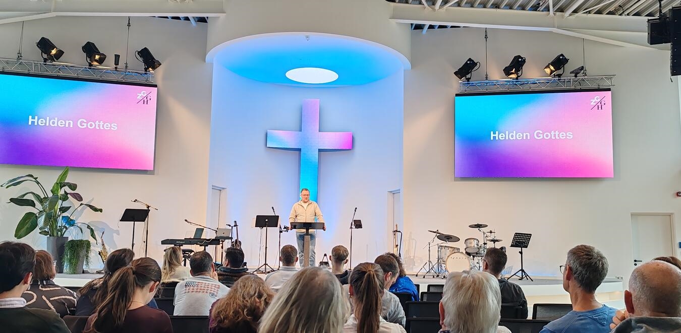 "Uedem Gottesdienstreihe thematisiert Lebensqualität und Gelassenheit, Kircheninterieur, Menschen in Andacht"