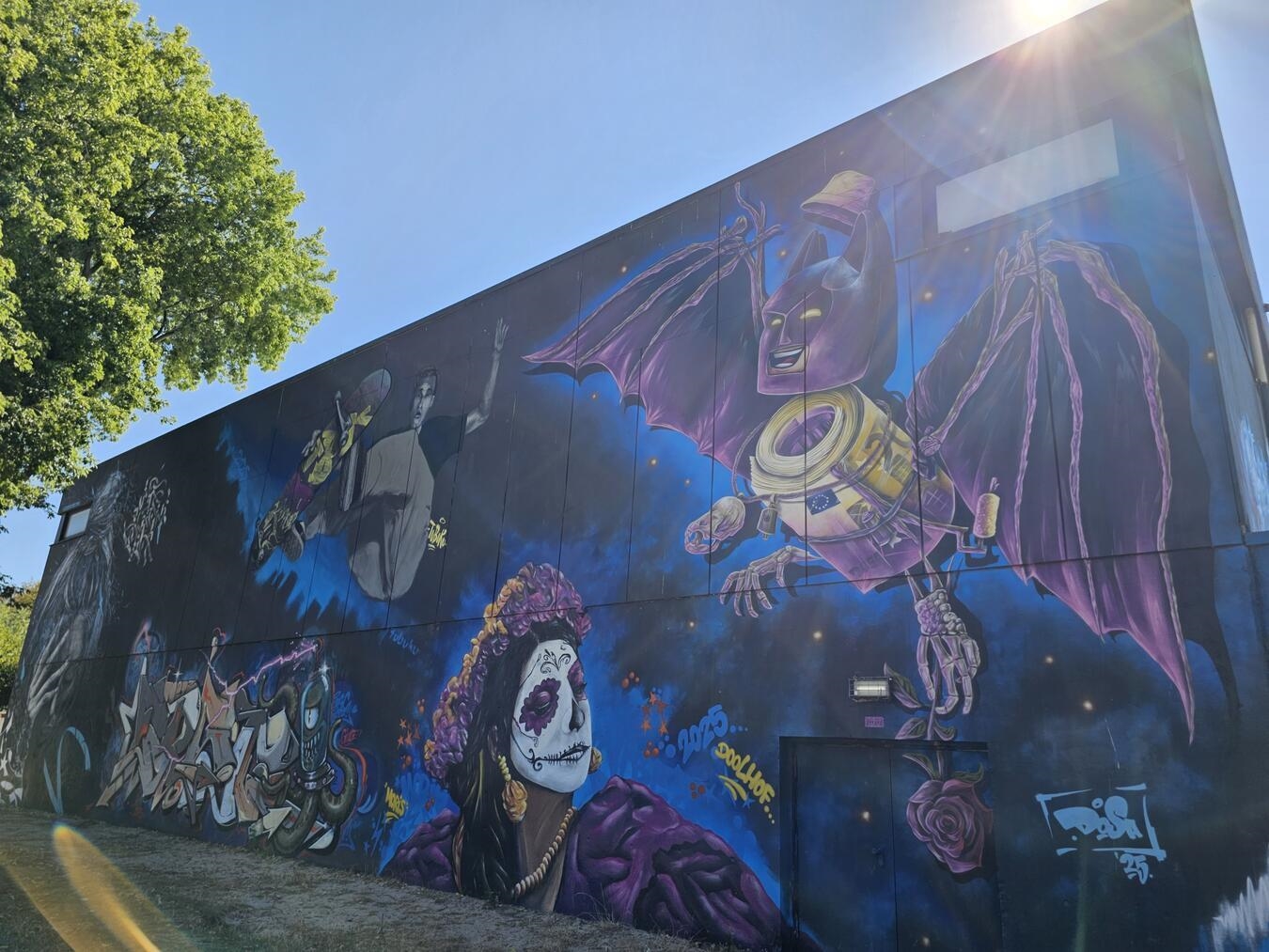 Ein Fest für die ganze Familie: K-Vibez feiert 5. Jubiläum "Farbige Graffiti-Wand im urbanen Raum, bereit für neue Kunstwerke - Foto von Thomas Langer"