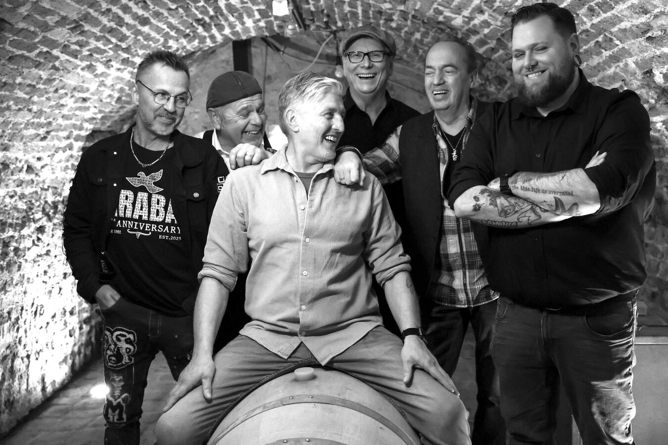 "Die Grey Guys vor Auftritt in Aldekerk: Klaus, Theo, Dieter, Detlef, Werner, Philipp lächeln in die Kamera."