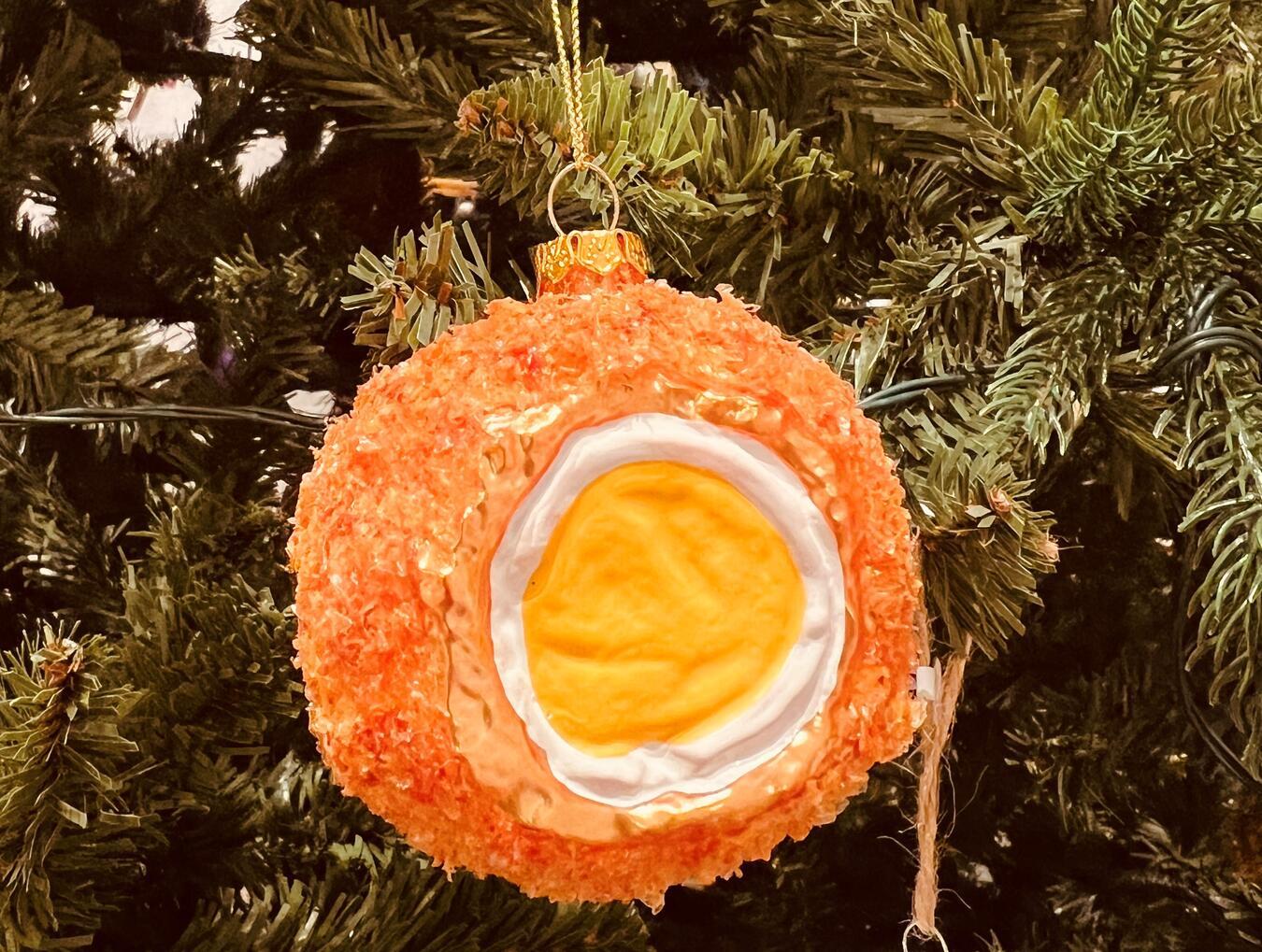 Die Groninger Spezialität „Eierbal“ darf auch am Weihnachtsbaum nicht fehlen.