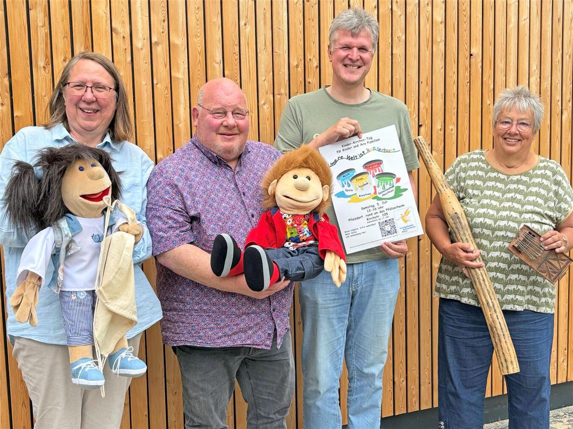 Die großen Puppen „Bine“ und „Max“ begrüßen die Kids am 5. Juli. Über viel Zuspruch zum ersten Kinder-Kirchentag des Evangelischen Kirchenkreises Kleve würden sich Pfarrerin Irene Gierke (Weeze/Uedem), Pfarrer Jens Kölsch-Ricken (Ortsgemeinde Pfalzdorf/Nierswalde), Kirchenkreis-Pressesprecher Stefan Schmelting und Brigitte Messerschmidt (Synodal-Beauftragte Kindergottesdienst) freuen. NN-Foto: CDS