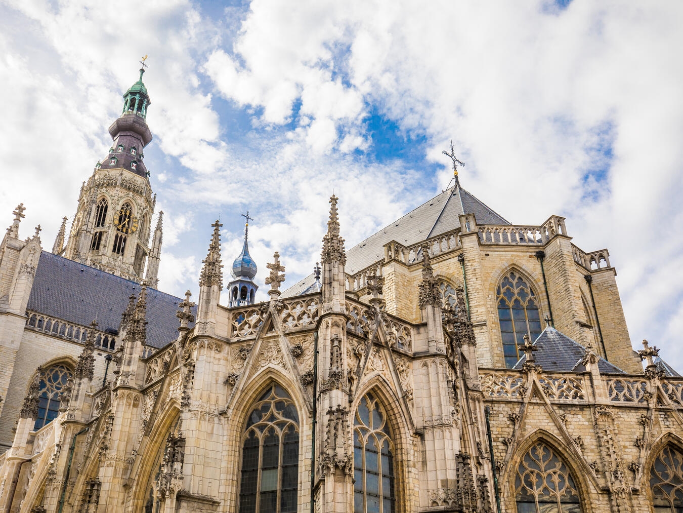 Brabant: überraschend nah, beeindruckend vielseitig "Die Grote Kerk in Breda mit gotischer Architektur im Sonnenlicht"