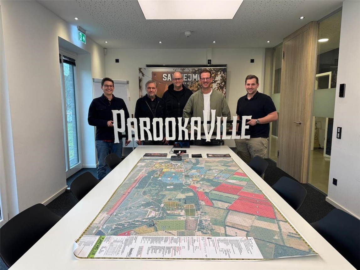 Die Gründer von Parookaville und San Hejmo legen den nächsten Schritt eines strukturierten Generationsübergangs ein: Norbert Bergers und Georg van Wickeren (2.v.l.) wechseln aus der operativen Geschäftsführung in eine beratende Rolle. Bernd Dicks (2.v.r.) bleibt weiterhin Geschäftsführer und wird künftig von Johannes Bergers (l.) als zweitem CEO sowie Aaron Linsen (r.) als COO unterstützt.Foto: Next Events GmbH