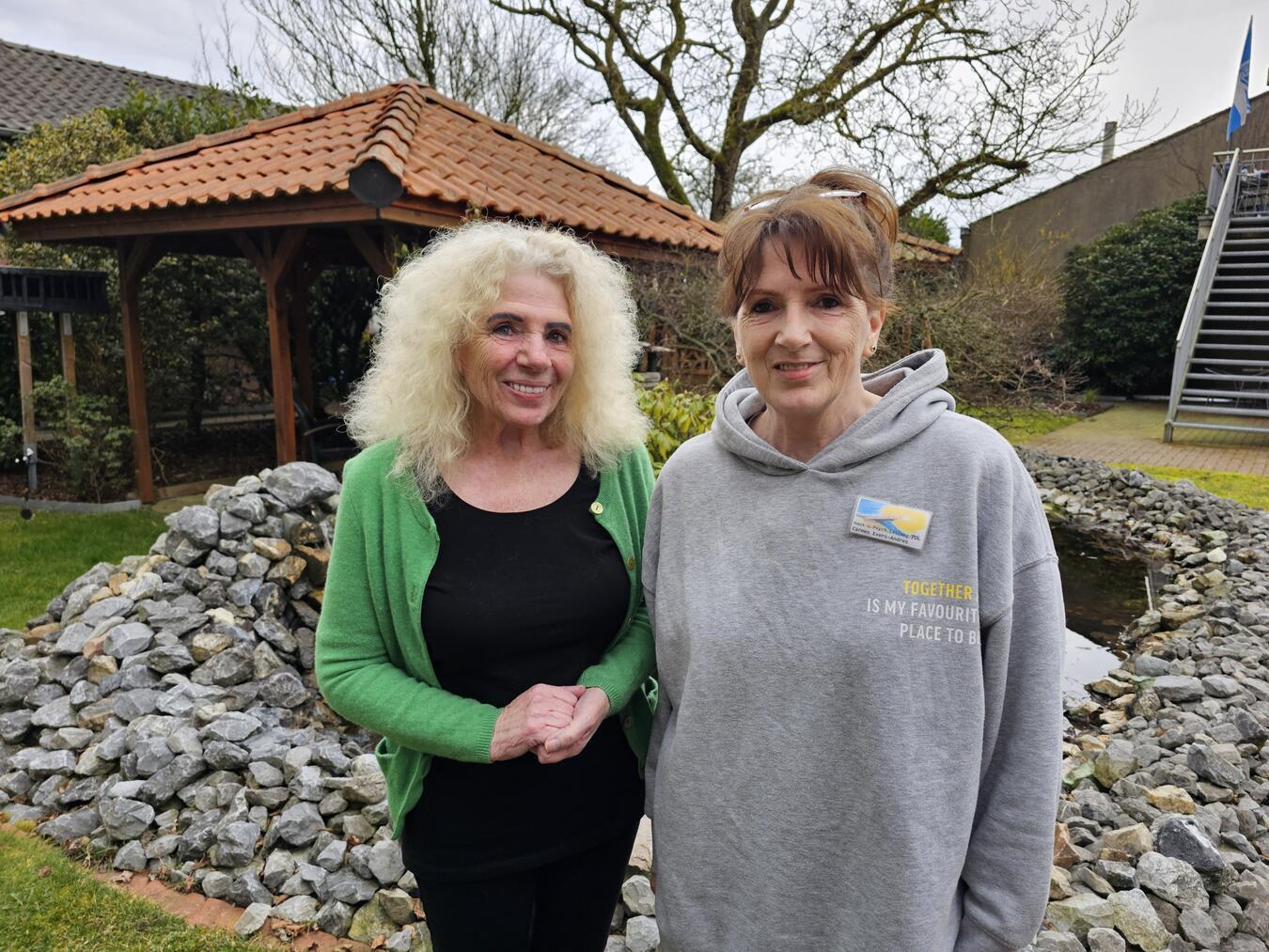 Lebensqualität bis zum letzten Atemzug Die Gründerin Karla Paternus (l.) blickt mit ihrer Tochter und Pflegedienstleiterin Carmen Evers-Andres (r.) zurück auf 25 Jahre Hospizhaus Brücke Friedel. NN-Fotos: Thomas Langer