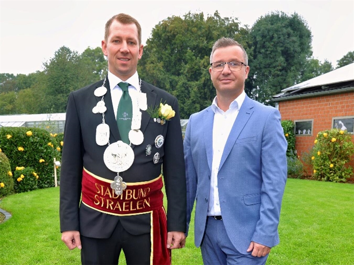 "Gründungskette Rückkehr, symbolträchtiges Schmuckstück auf Holzuntergrund"