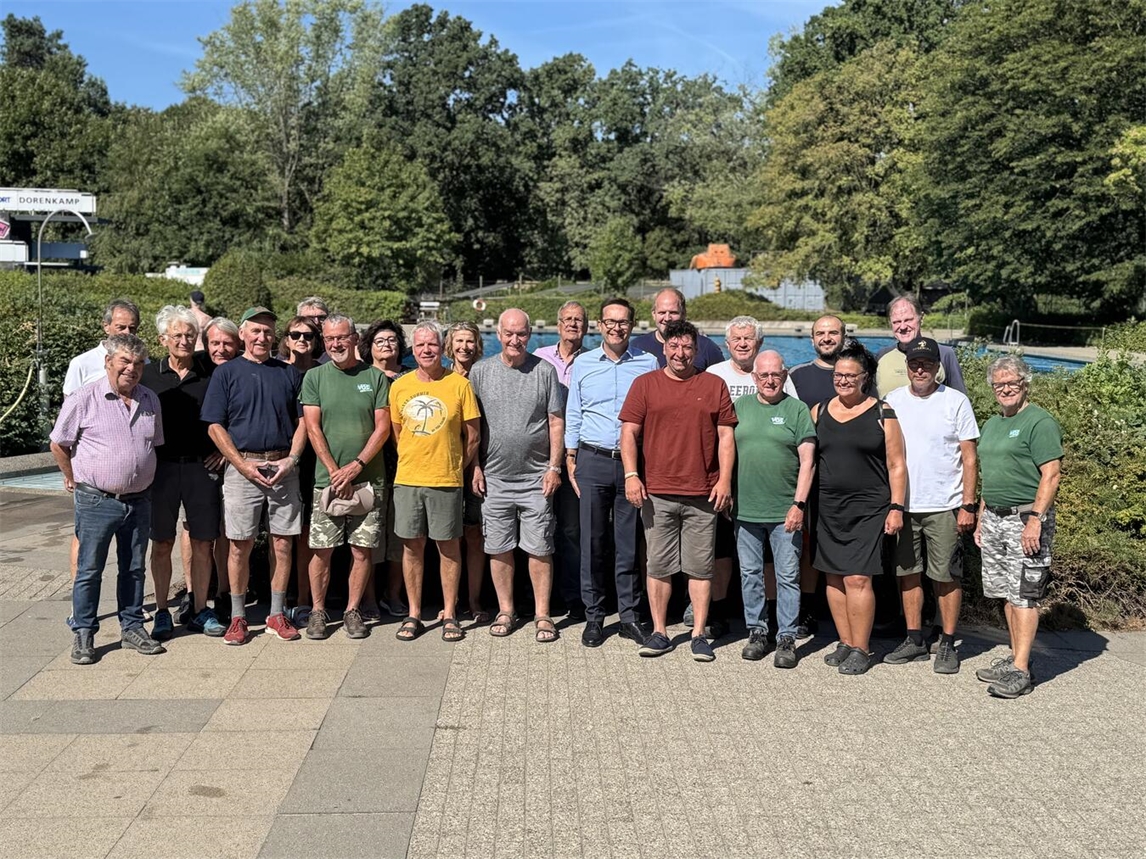 "Grüne Gruppe pflegt Walbecker Waldfreibad; Bürgermeister Sven Kaiser dankt ehrenamtlichem Einsatz. Foto: Stadt Geldern/Leeder"