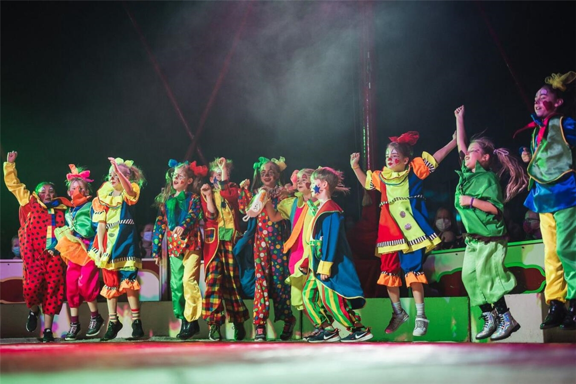 "Grundschüler als Clowns beim Zirkus-Projekt der St.-Martini-Schule"