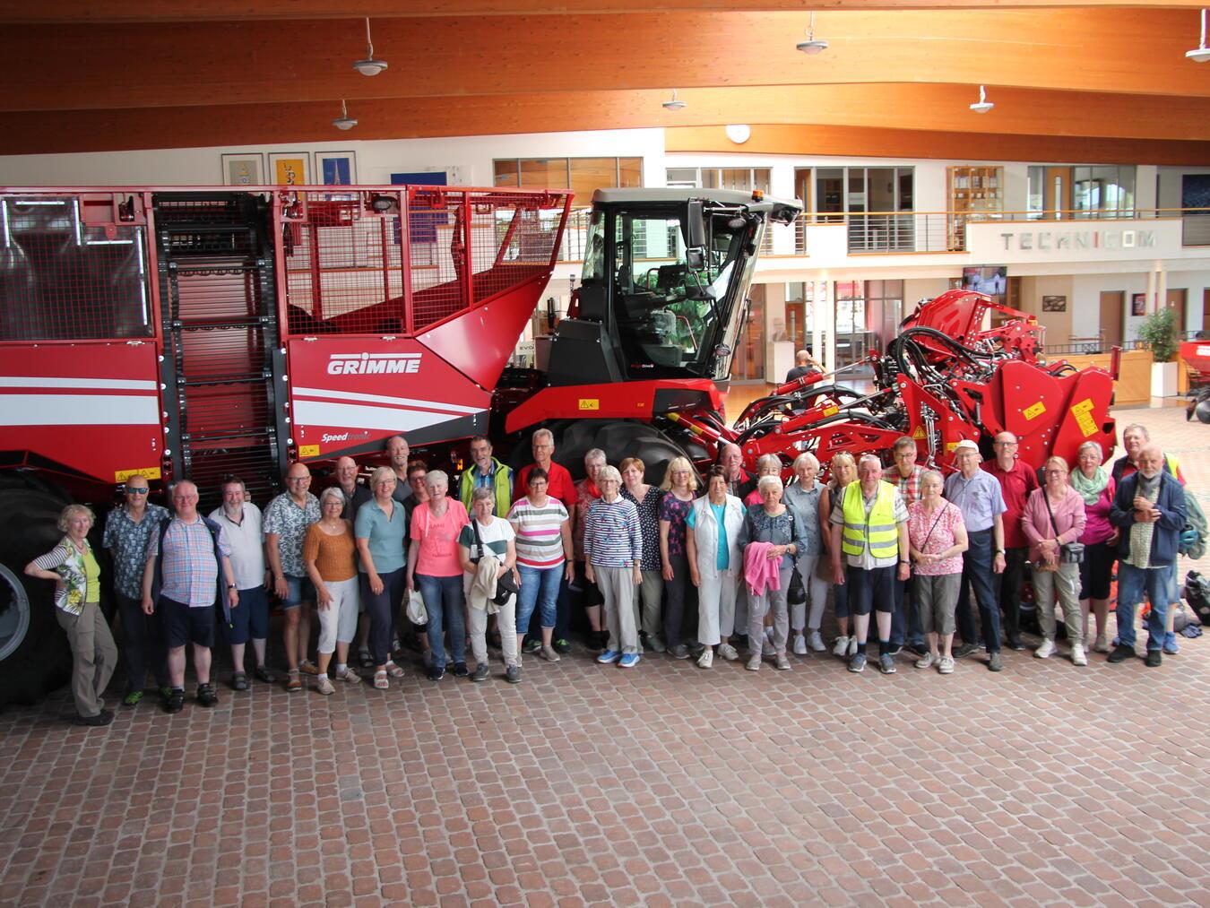 Die Gruppe besichtigte auch die Firma Grimme in Damme. Foto: Theo Kersten