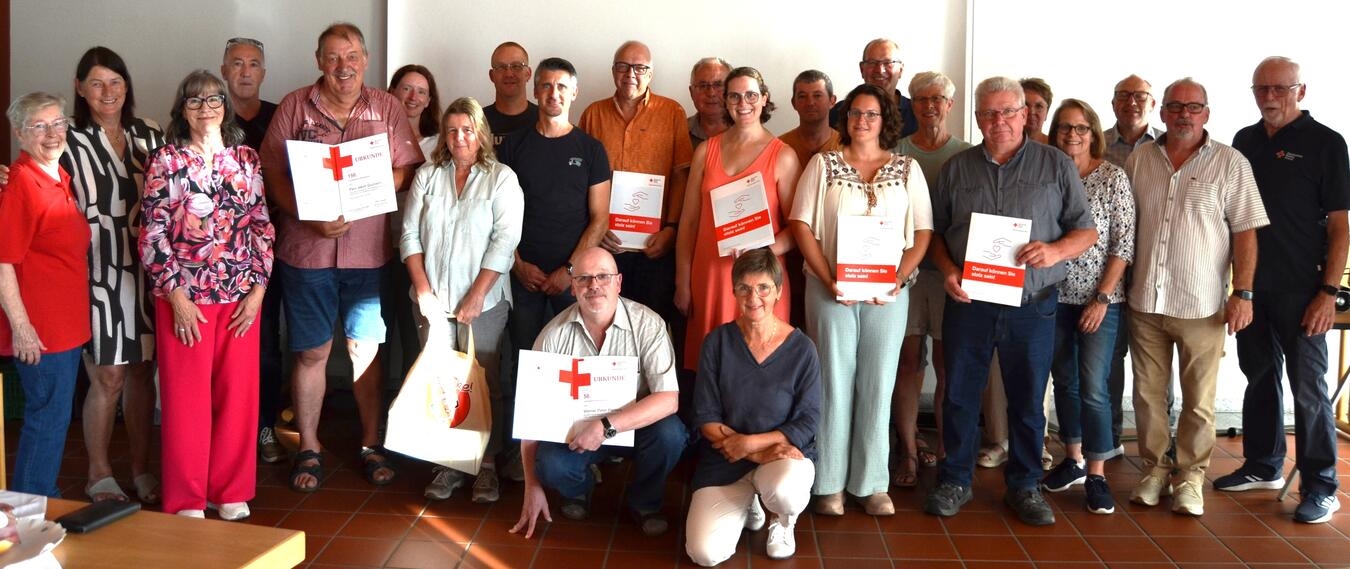"Gruppe ausgezeichneter Blutspender mit DRK-Vorstand Maria Anna Kaußen, Blutspende Ehrung"