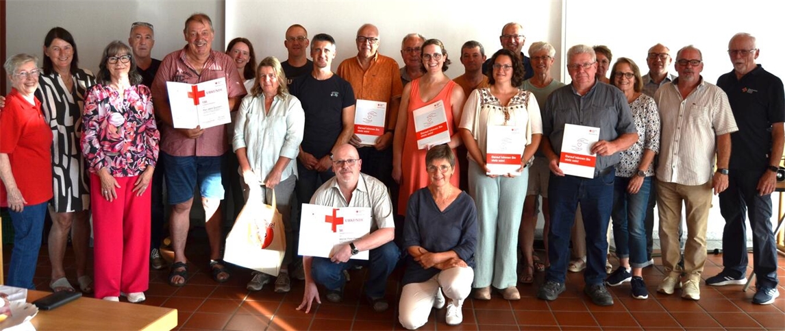 "Gruppe ausgezeichneter Blutspender mit DRK-Vorstand Maria Anna Kaußen, Blutspende Ehrung"