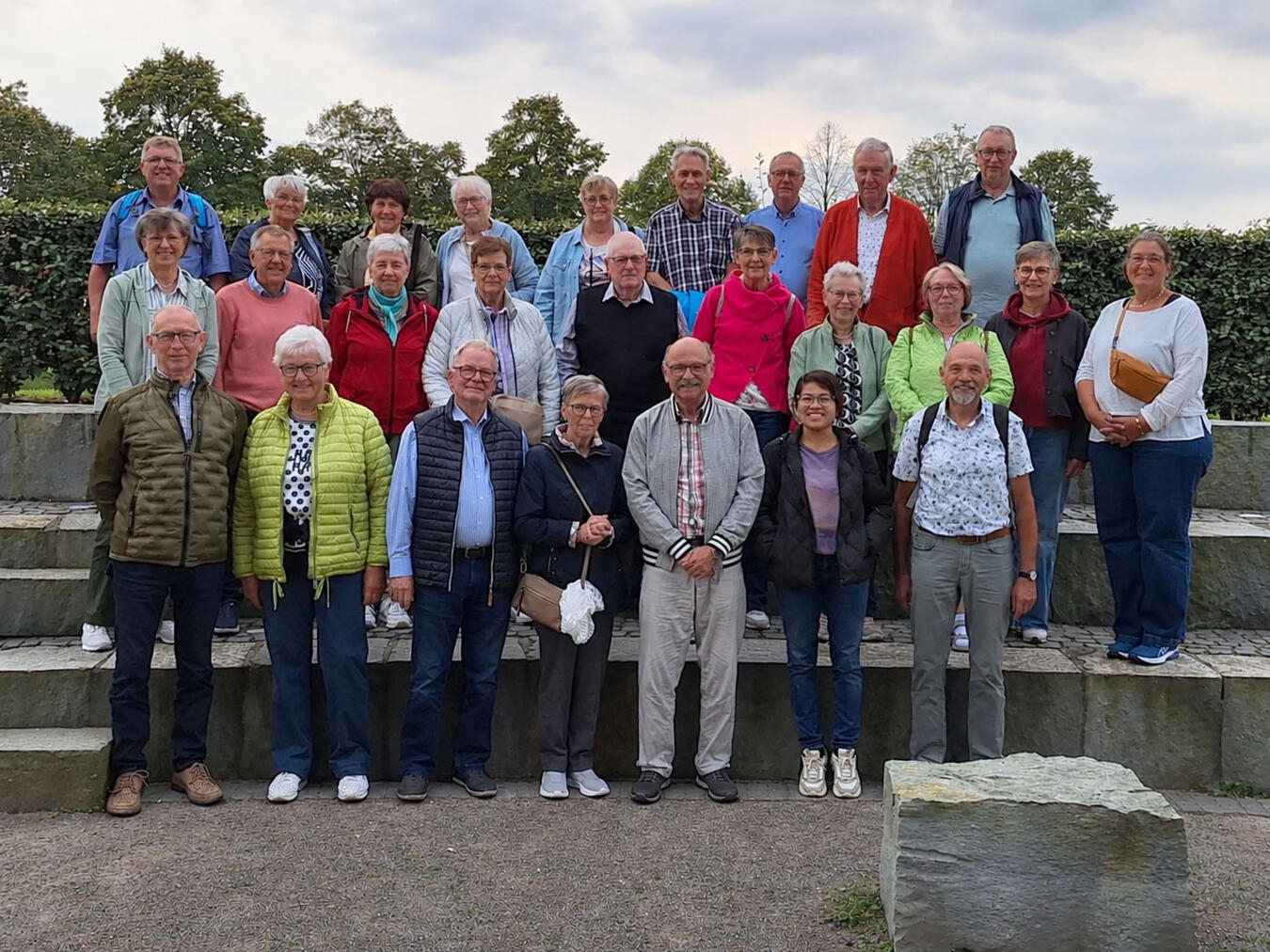 "Gruppe der KAB Millingen besucht Kevelaer, gemeinsames Foto vor historischer Kulisse"