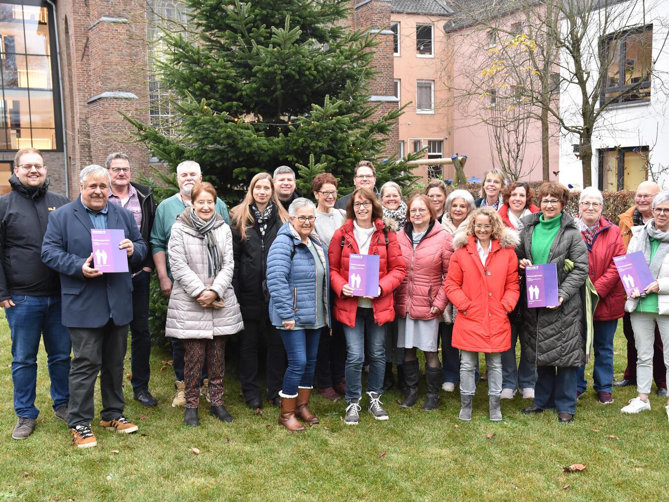 Die Gruppe der Seminarteilnehmenden mit den Mitarbeitenden des Betreuungsvereins. Foto: privat