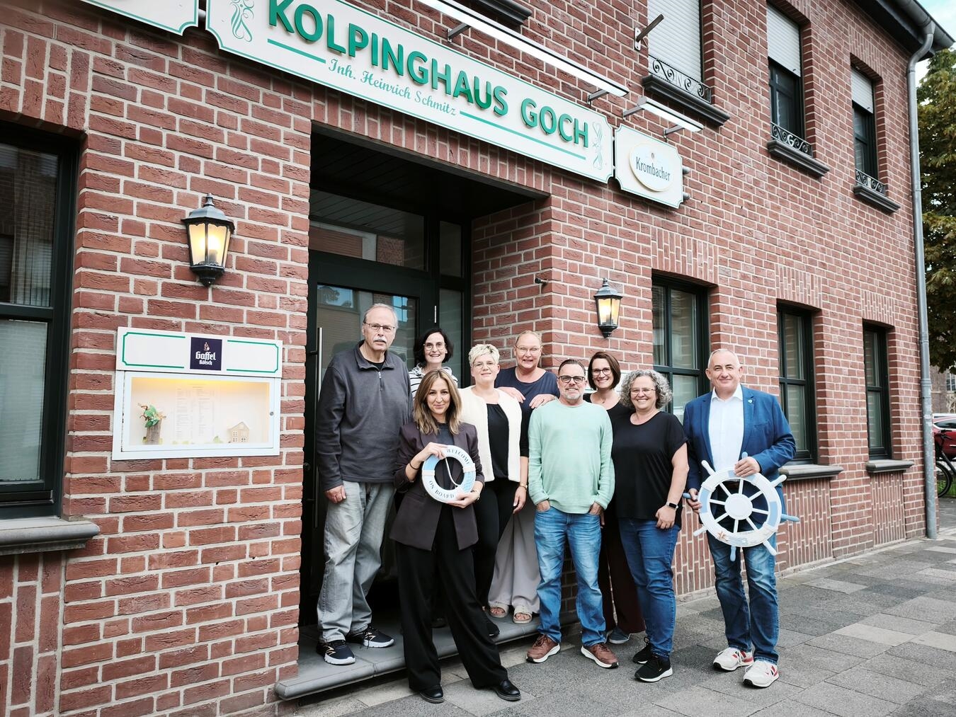 Gruppe lächelnder Personen bei einer Theateraufführung; Udo Scholten, Daniela Bodden, Ani Kurkciyan, Jennifer Schoofs und andere.
