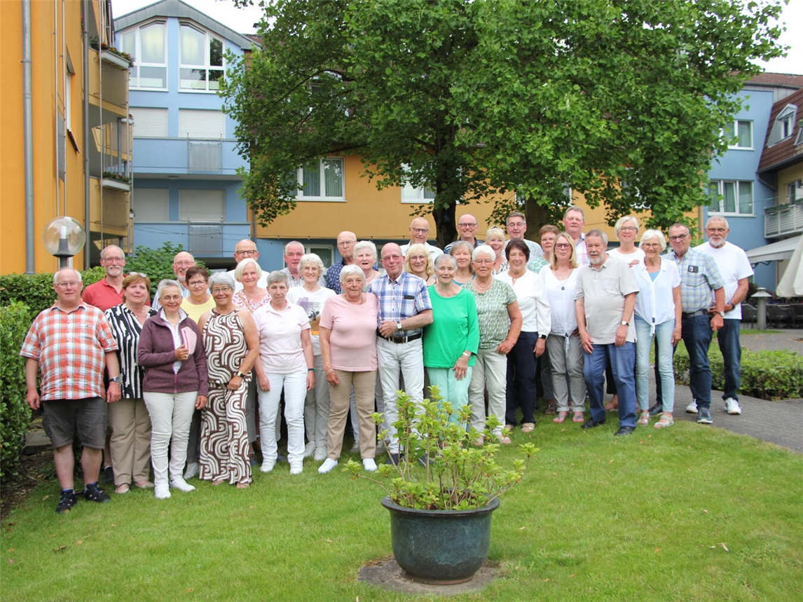 Gruppe auf E-Bike-Tour in malerischer Landschaft, lächelnd in die Kamera; Foto von Theo Kersten.