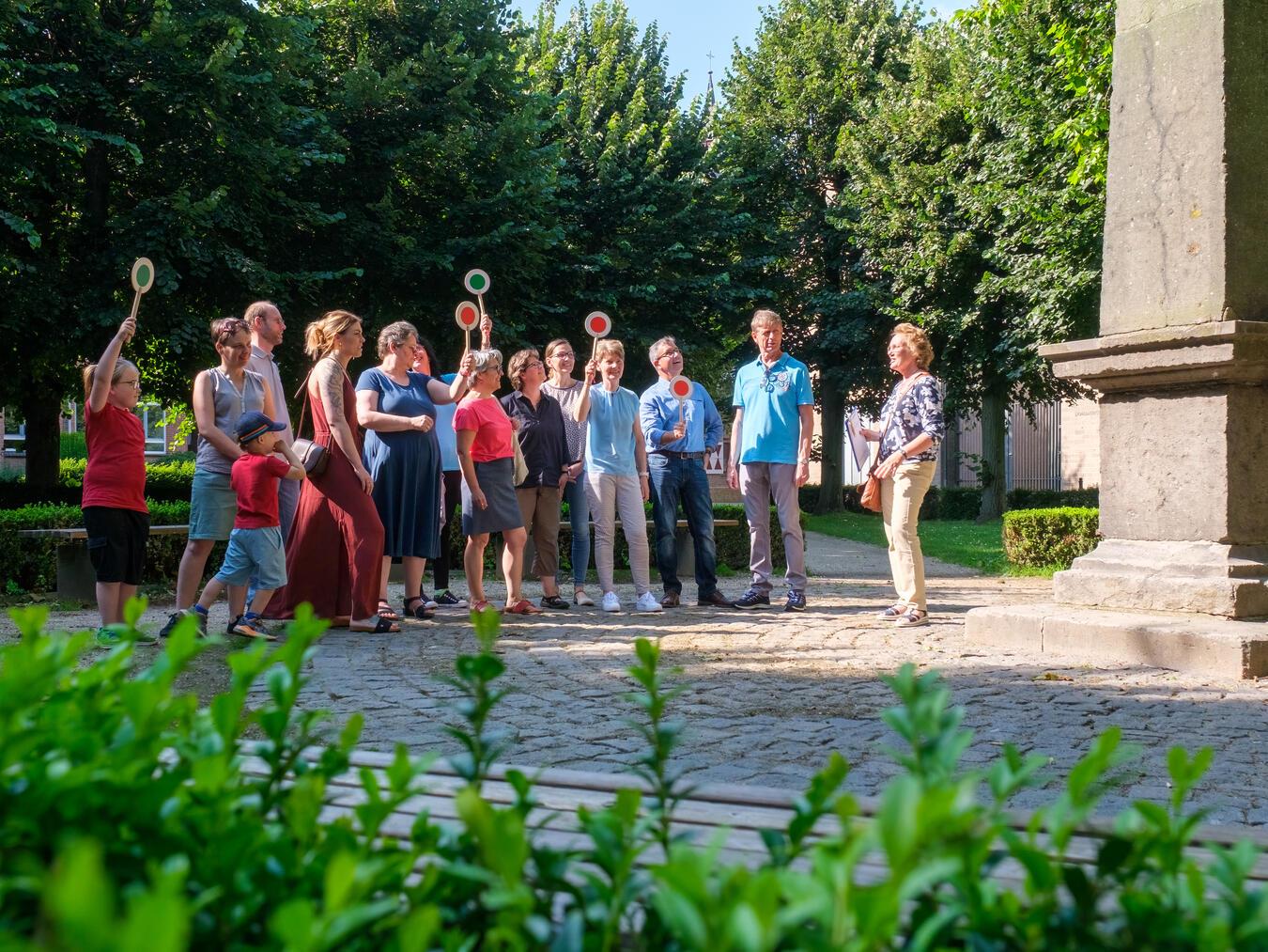 Wahr oder gelogen – Rätseltour durch die Xantener Altstadt Die Gruppe rät, ob die Geschichten wahr oder gelogen sind. Foto: Christoph van Leyen