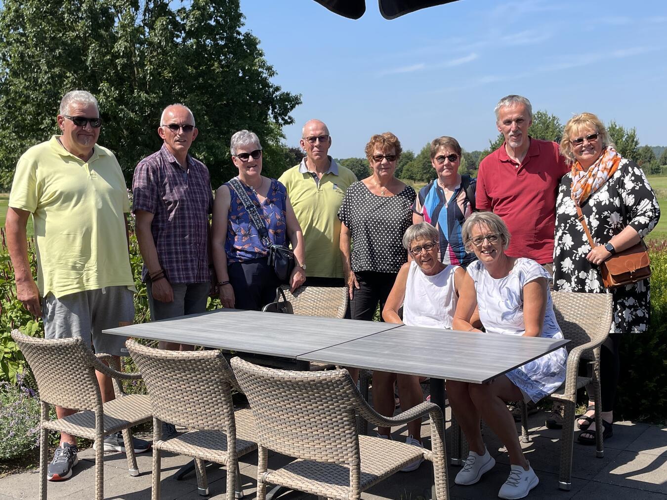 Fahrrad-Ausflug der Parkinson-SHG in Emmerich Die Gruppe vor der Abfahrt am Golfplatz Borghees. Foto: privat