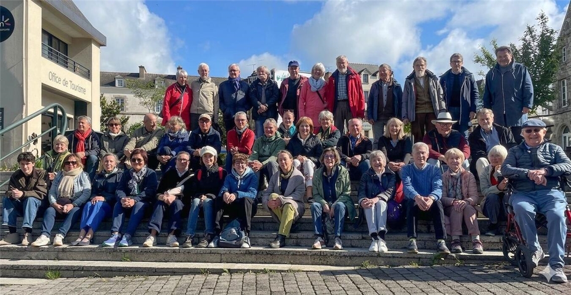 Gruppe von Touristen vor der Touristeninformation, sonniger Tag, Urlaub, Stadtbesichtigung, Sehenswürdigkeiten, Reise.