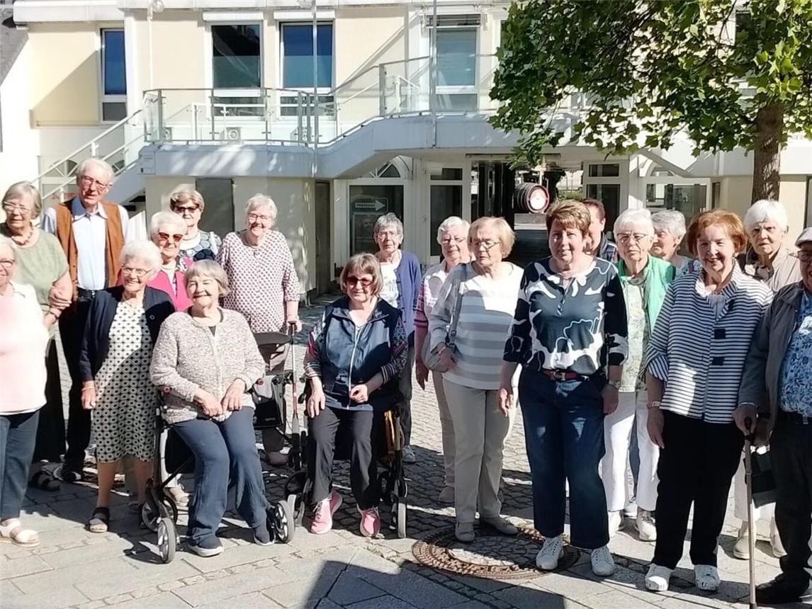 Die gut gelaunte Reisegruppe mit Reisebegleiterin Lieselotte Becker. Foto: DRK