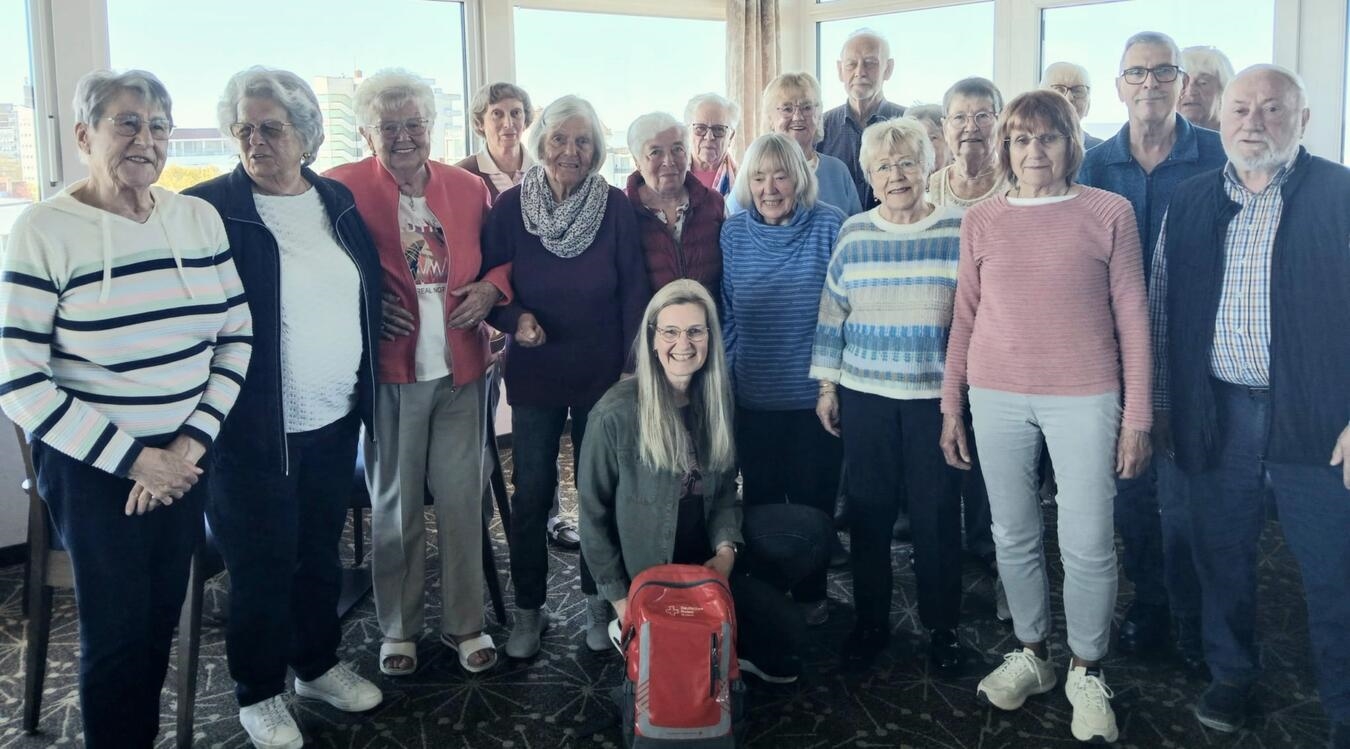 "Fröhliche Reisegruppe mit Andrea Heiming auf Erkundungstour, Gruppenfoto, Reiseleiter, gute Laune"