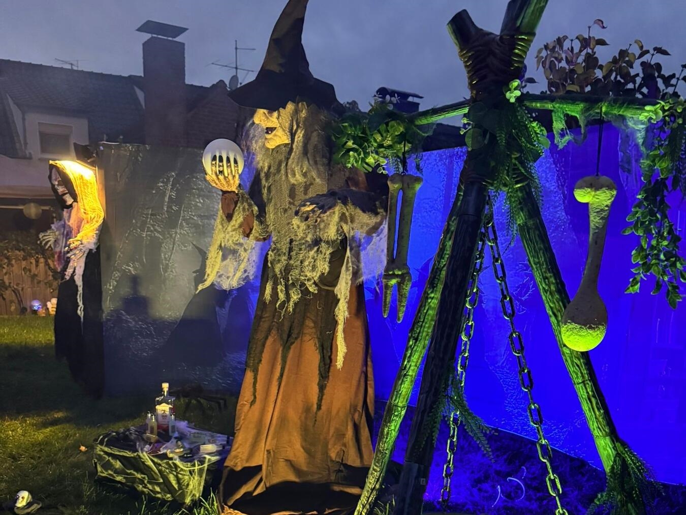Sonsbeck lässt es wieder spuken "Hexe mit Besen und Hut, Halloween-Thema, USA"