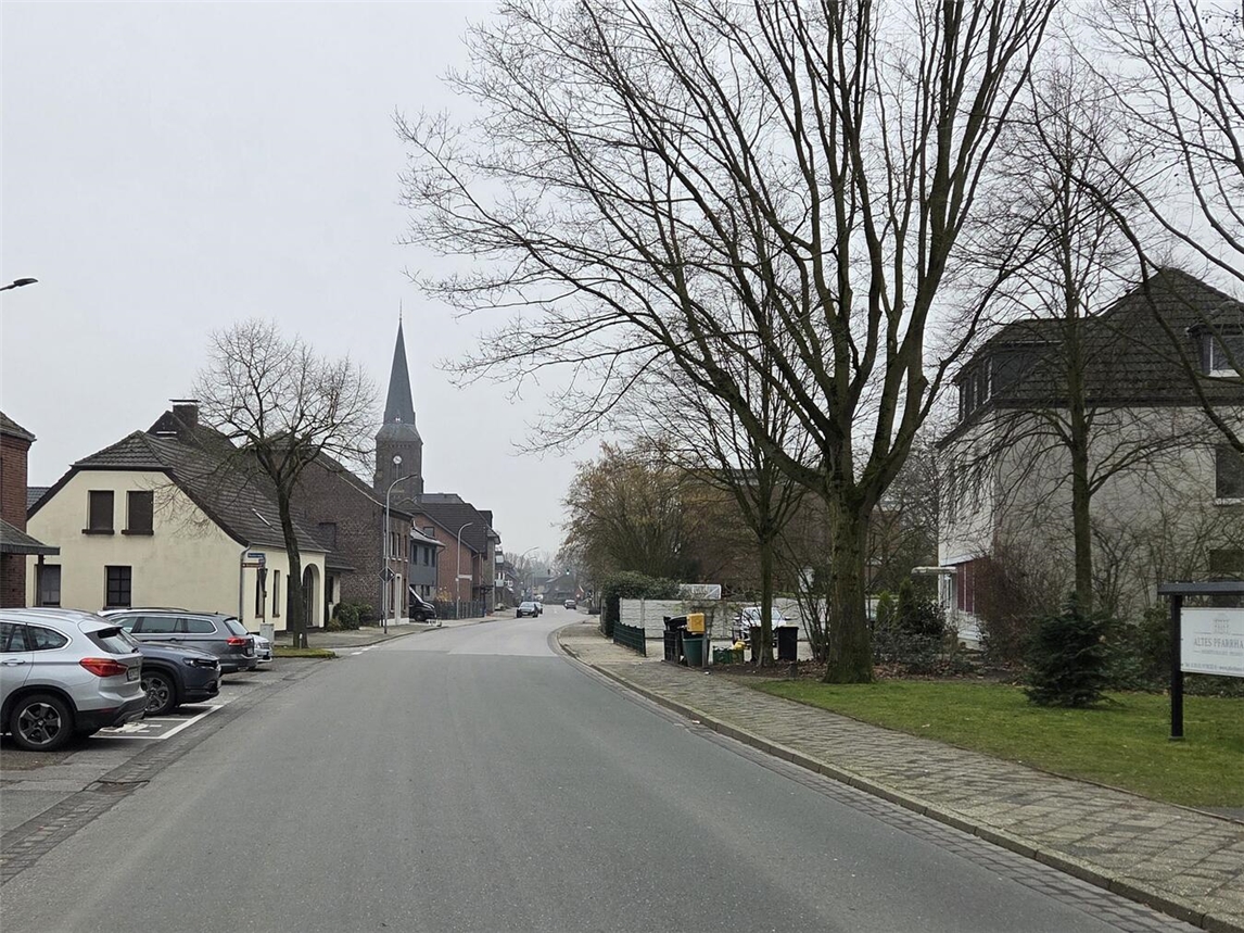 Die Hartefelder Dorfstraße ist die zentrale Straße in Hartefeld.Foto: planinvent