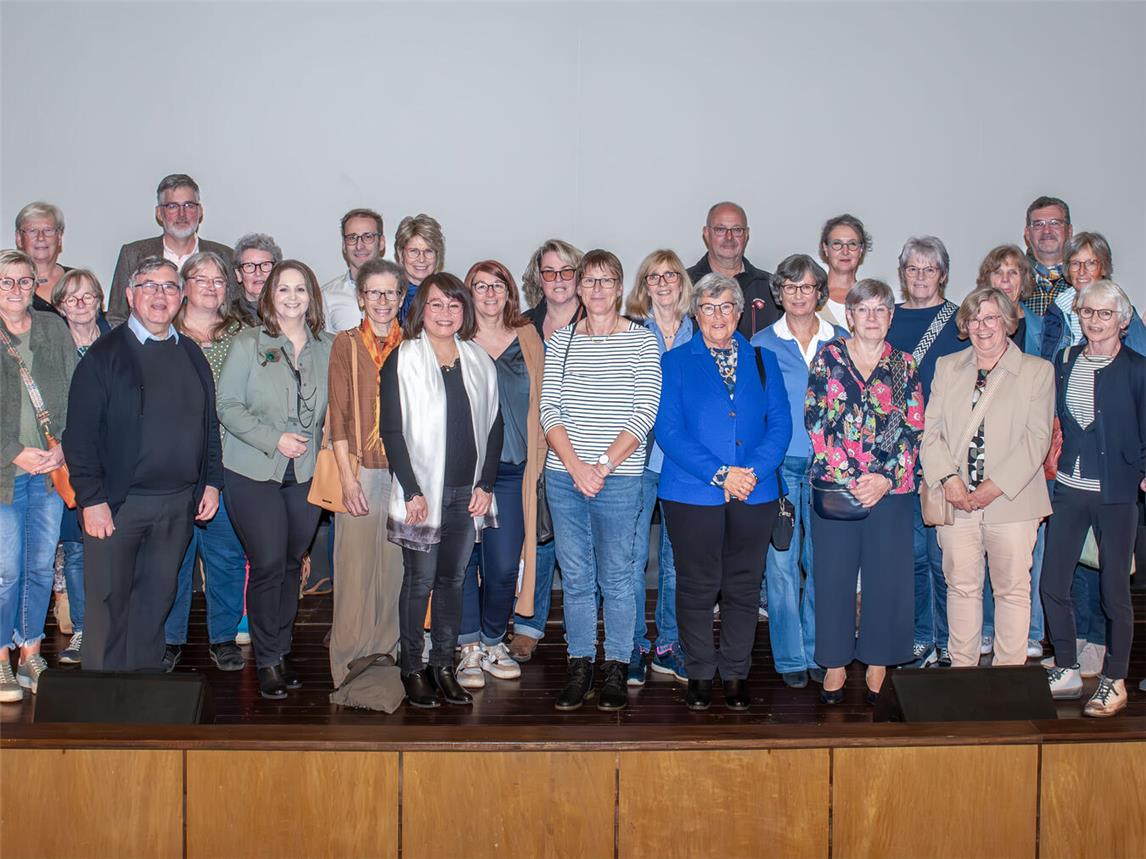 Die Haupt- und Ehrenamtler der Bücherei St. Nikolai auf der Bühne des Goli-Theaters in Kalkar, wo ihnen für ihre Unterstützung gedankt wurde. NN-Foto: Gerhard Seybert