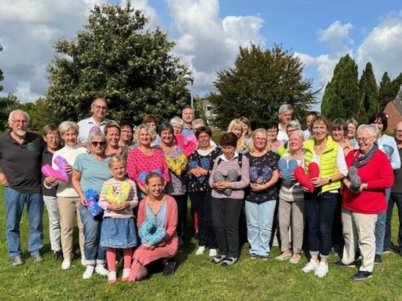 Die Helfer freuen sich auf das nächste Herzkissen-Nähen der Interessengemeinschaft Krebs Ortsgruppe Goch am 16. November. Foto; privat