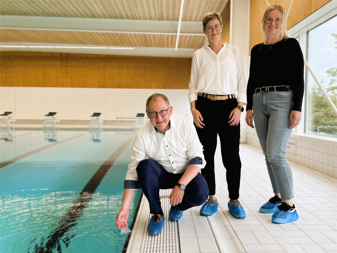 Die Herbstsaison kann starten: Bürgermeister Sebastian Hense, Kirsten Voigt (stellvertretende Fachbereichsleitung Planen, Bauen und Umwelt) und Badleiterin Luise Weißenbach (v. l.) im Stadtbad. Foto: Stadt Rees