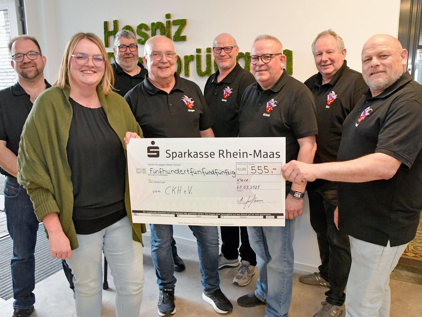 Die Herren vom CKH mit Einrichtungsleiterin Julia Loth. NN-Foto: Rüdiger Dehnen