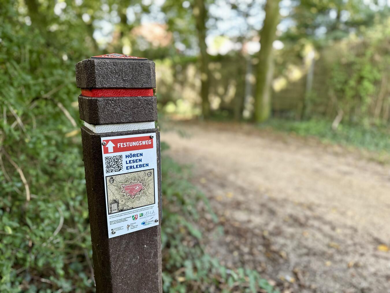 Die Hinweis-Pfähle lassen den Festungswanderweg im Stadtgebiet leicht erkennen.Foto: Stadt Geldern/Terhorst