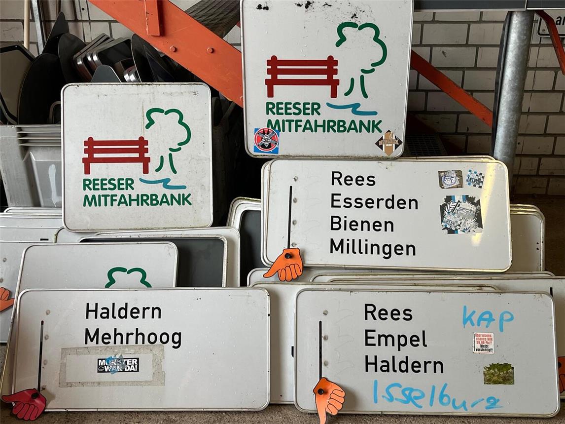 Die Hinweisschilder auf die Mitfahrbänke werden entfernt, die Bänke selbst sollen stehenbleiben. Foto: Stadt Rees
