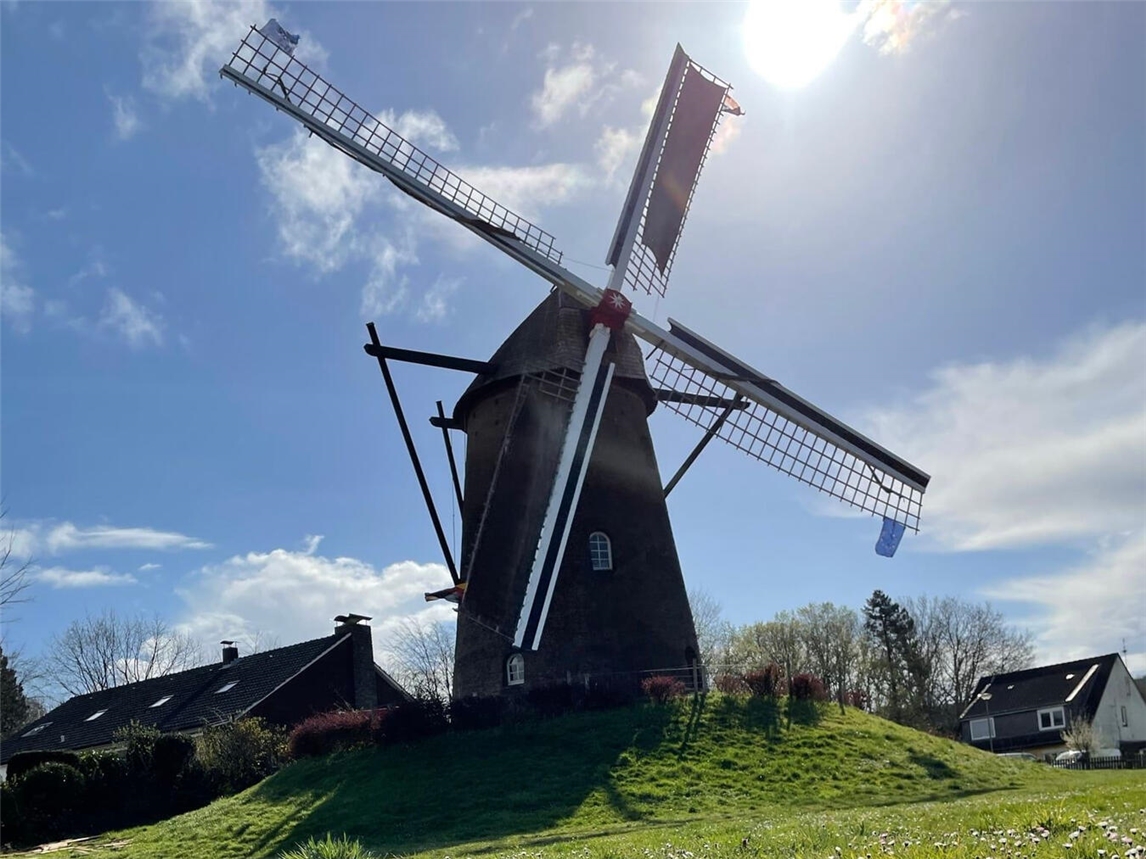 "Historische Mühle an der Stokkumer Straße 27 in Elten, Emmerich, bei Sonnenuntergang"