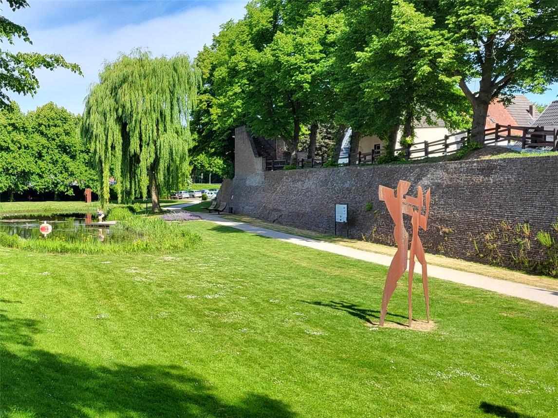 Die historische Stadtmauer am Froschteich in Rees. NN-Foto: Michael Bühs