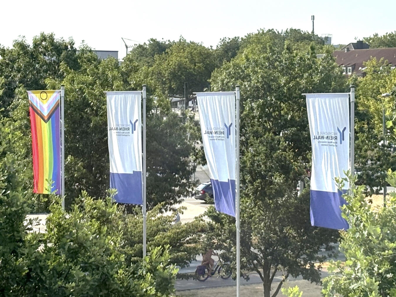 Die Hochschule Rhein-Waal hat die Regenbogenflagge gehisst. Foto: Hochschule Rhein-Waal