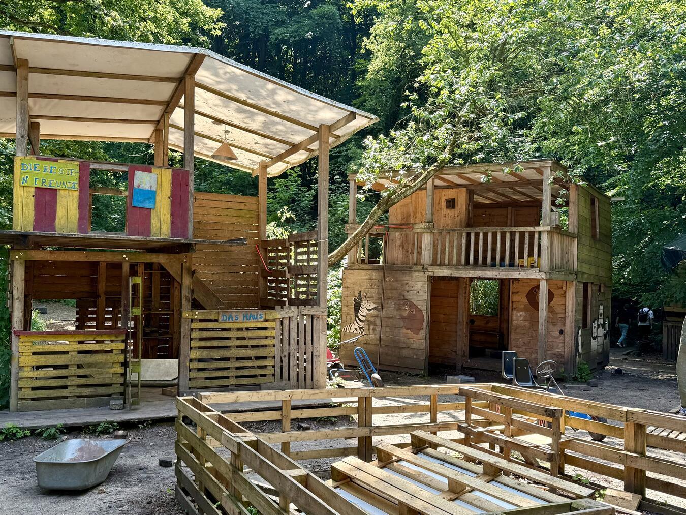 Die Holzhäuser bieten eine tolle Spielstätte. NN-Foto: SP