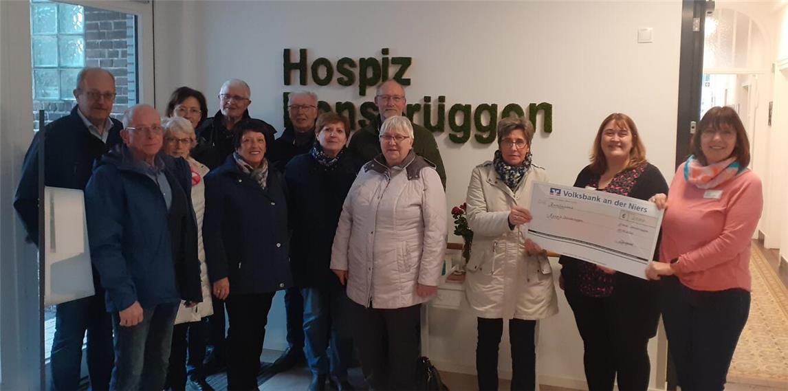 Die Hospiz-Mitarbeiterinnen mit den Überbringern der KAB. Foto: Norbert Jürgens