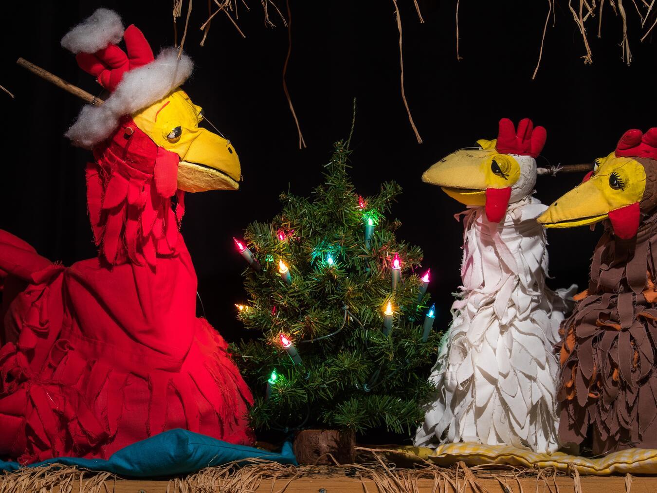 Kindertheater in Rees: Weihnachten im Hühnerstall Die Hühner beschließen, selbst Weihnachten zu feiern. Foto: Max Menning