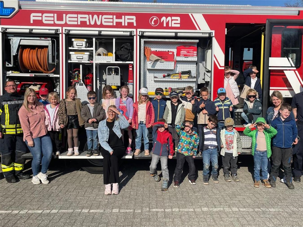 Die Hummelgruppe des Kindergartens St. Stephanus besuchte die Freiwillige Feuerwehr Bedburg-Hau in Hasselt. Gemeinsam mit ihren Betreuerinnen und Feuerwehrleuten lernten die Kinder den richtigen Umgang mit Feuer, das Absetzen eines Notrufs und die Arbeit der Feuerwehr kennen. Foto: Feuerwehr Bedburg-Hau