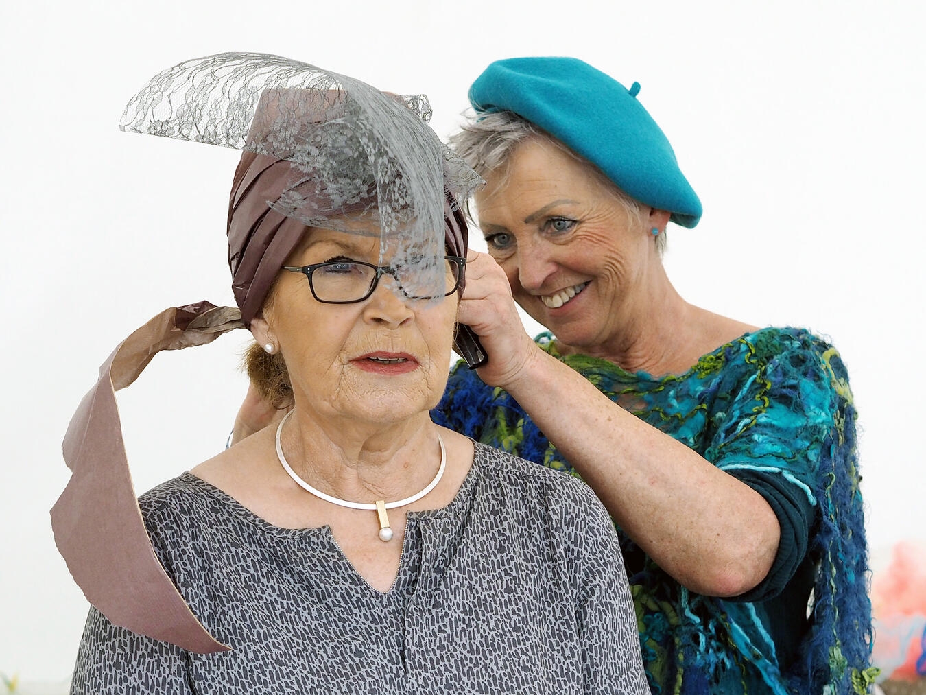 "Hutkünstlerin Chapeau D‘oro bietet charmante Unterhaltung, kreative Hüte, Kunst und Mode-Event"