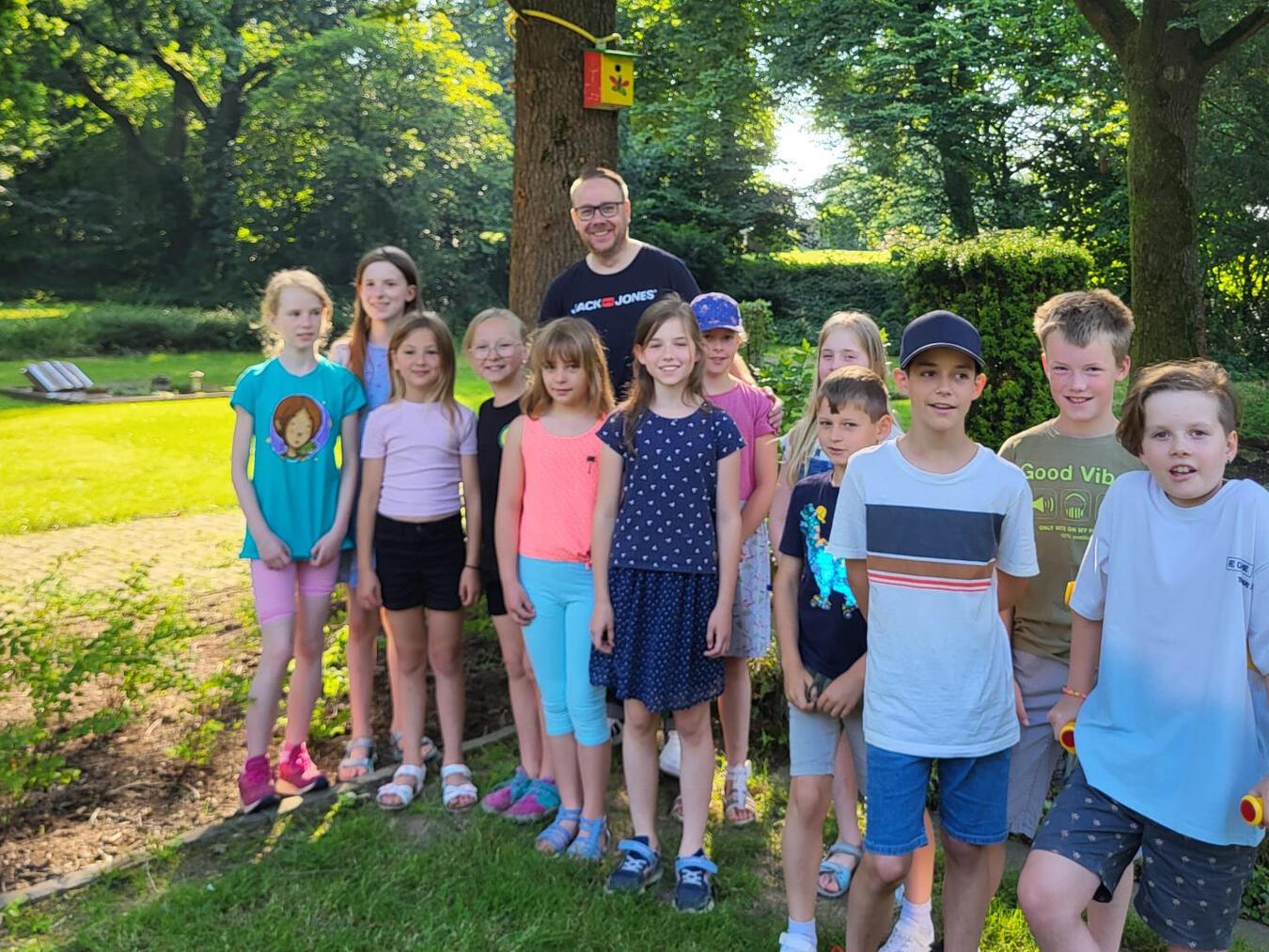 Die Idee, zwei bemalte Nistkästen an Bäumen des Klever Friedhofs anzubringen und die übrigen bemalten Nistkästen in der Nachbarschaft zu verteilen, stieß bei den Kindern auf große Zustimmung. Foto: Stadt Kleve