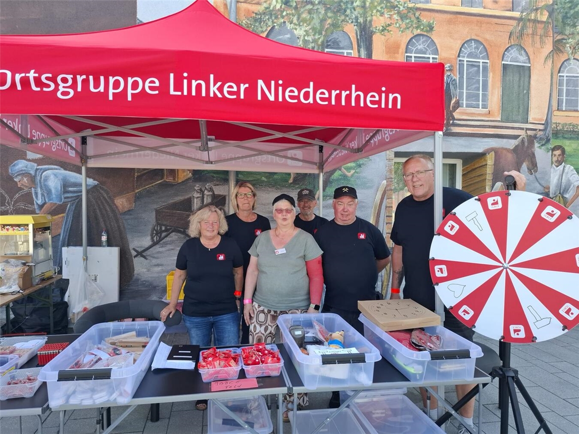 "IGBCE-Ortsgruppe mit Stand auf Feierabendmarkt in Issum, 2023"