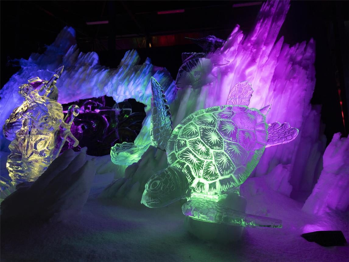 Die illuminierten Skulpturen zeugen von Präzision, Kreativität und handwerklichem Geschick.Fotos: Ijsbeelden Festival