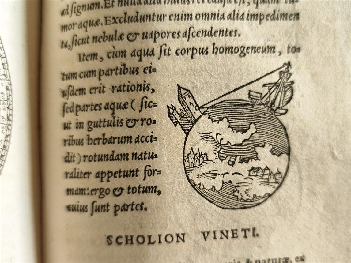 Die Illustrationen der historischen StiftsBibliothek verdeutlichen das frühe Verständnis, dass die Erde eine Kugel ist. Foto: StiftsMuseum Xanten