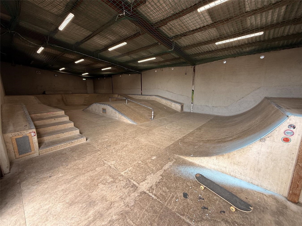 Die Indoor-Skateanlage der Jugendkulturwerkstatt (JuKuWe) in Xanten ist ab sofort wieder für den Betrieb freigegeben. Foto: Stadt Xanten