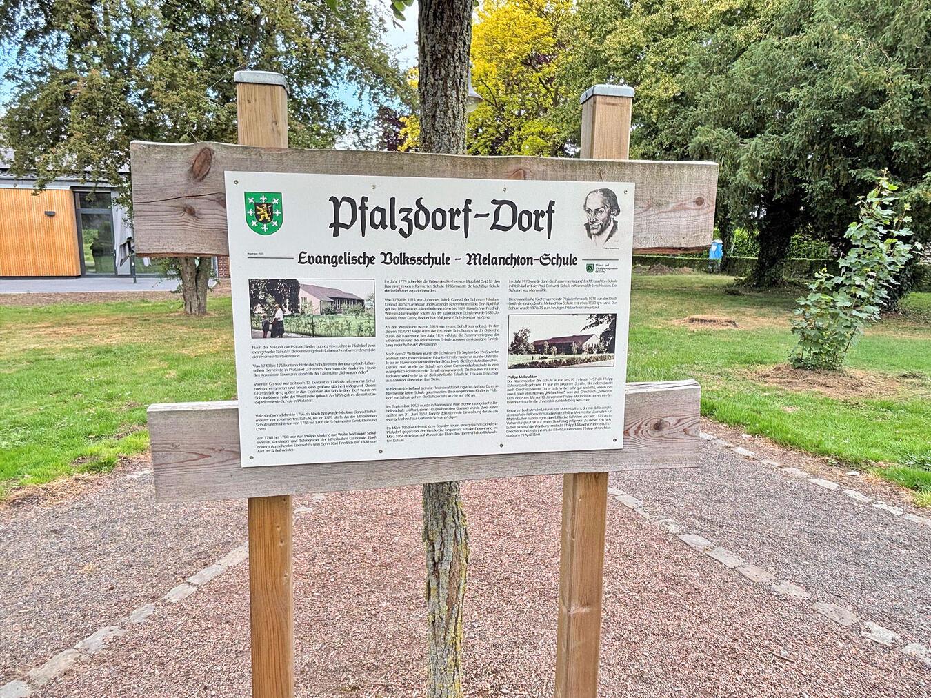 Die Infotafel, aufgestellt vom Heimatverein Pfalzdorf, erinnert an die Geschichte des Pfälzerheims.