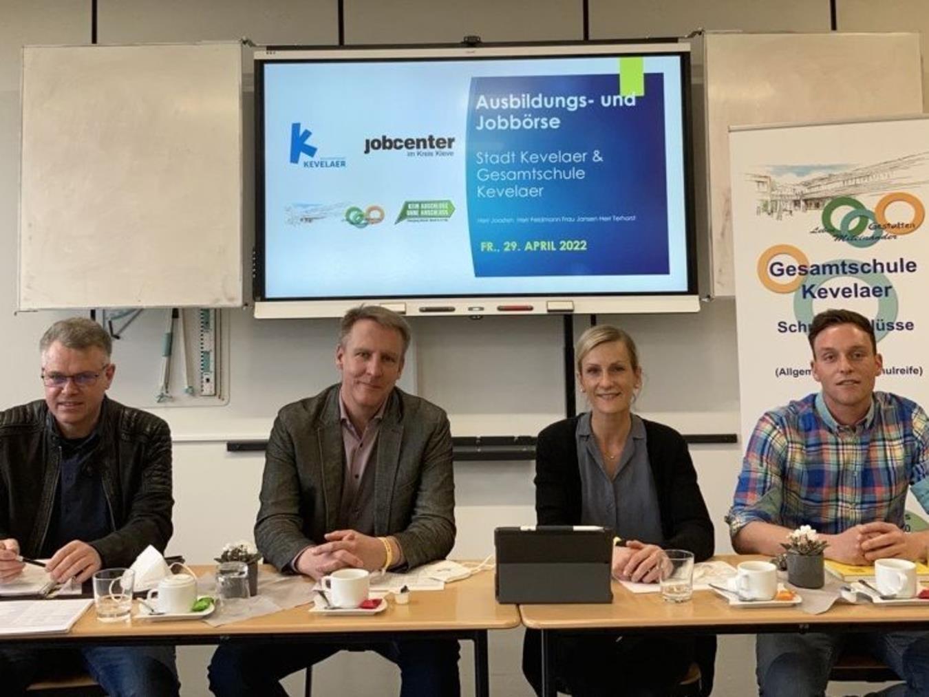 Die Inhalte der zweiten Ausbildungs- und stellten vor: Georg Joosten (Abteilungsleiter Arbeitsvermittlung/Fallmanagement im Jobcenter der Wallfahrtsstadt Kevelaer, Christoph Feldmann (Gesamtschuldirektor Kevelaer), Kathrin Jansen und Johannes Terhorst (Koordinatoren Studien- und Berufsorientierung Gesamtschule,v.l.). Foto: Wallfahrtsstadt Kevelaer