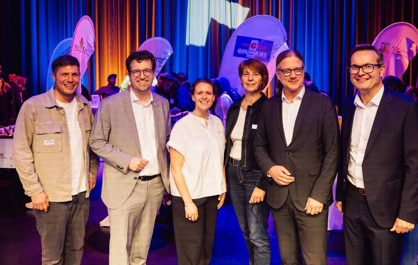 Die Initiativgeber, Veranstalter und Verantwortlichen hinter „Jobkick Niederrhein“: (v.l.n.r) Philipp Pertz (Pottlike Media), Christian Küsters (Bürgermeister Stadt Nettetal), Antonia Cox (Pottlike Media), Ute Neu (LEADER-Region Leistende Landschaft e. V.), Dr. Dominik Pichler(Bürgermeister Stadt Kevelaer), Sven Kaiser (Bürgermeister Stadt Geldern).