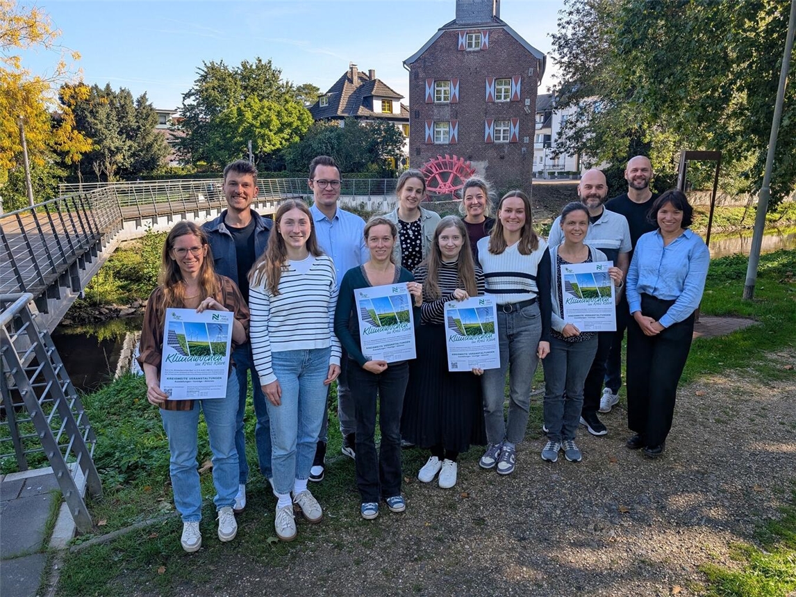 Die Initiatoren der AG Klima Kreis Kleve und der „Klima.Partner im Kreis Kleve“ werben mit den Veranstaltungsplakaten für die Klimawochen im Kreis Kleve 2025. Foto: Klima.Partner im Kreis Kleve